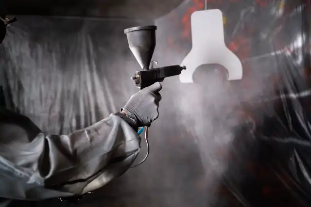 Pintando con pintura en polvo sobre metal